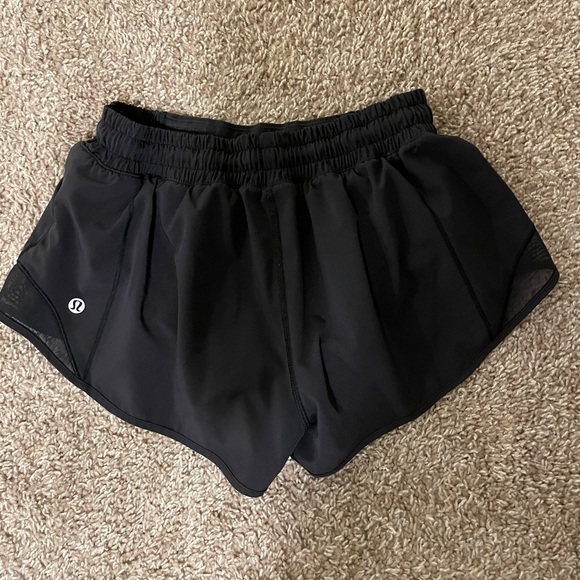 Lululemon Hotty Hot Low-Rise Lined Short 2.5” - Picture 2 of 2